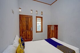 Raya Guest House Syariah by OYO
