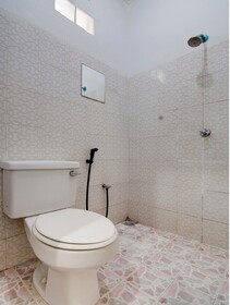 Raya Guest House Syariah by OYO