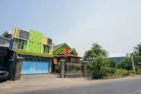 Penginapan Anggrek Syariah 1 by OYO Rooms