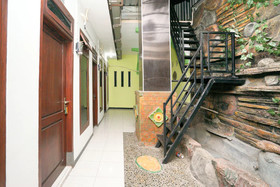 Penginapan Anggrek Syariah 1 by OYO Rooms