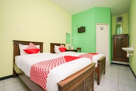Penginapan Anggrek Syariah 1 by OYO Rooms