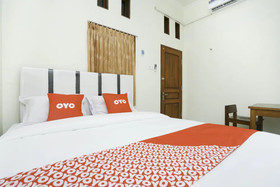Penginapan Anggrek Syariah 2 by OYO Rooms