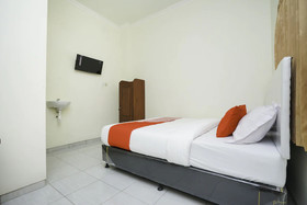 Penginapan Anggrek Syariah 2 by OYO Rooms