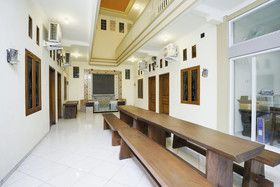 Penginapan Anggrek Syariah 2 by OYO Rooms