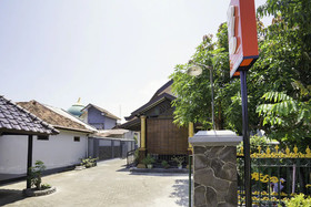 Penginapan Anggrek Syariah 2 by OYO Rooms