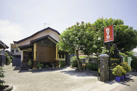 Penginapan Anggrek Syariah 2 by OYO Rooms