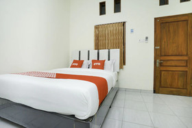 Penginapan Anggrek Syariah 2 by OYO Rooms