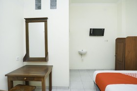 Penginapan Anggrek Syariah 2 by OYO Rooms