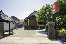 Penginapan Anggrek Syariah 2 by OYO Rooms