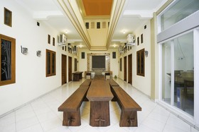 Penginapan Anggrek Syariah 2 by OYO Rooms