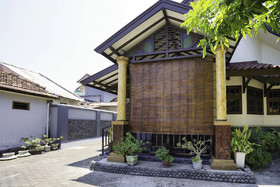 Penginapan Anggrek Syariah 2 by OYO Rooms