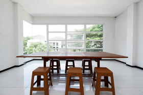 Sunshine Hostel by OYO Rooms