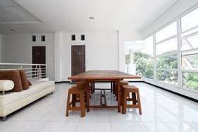 Sunshine Hostel by OYO Rooms