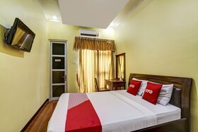 Super OYO 91036 Hotel Simpang Lima Gkpri