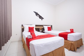 Hotel Djagalan Raya by RedDoorz