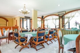 OYO 377 Istana Permata Juanda