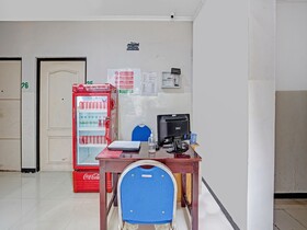 OYO Flagship 90789 Genteng Residence