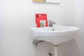 RedDoorz Near Taman Flora