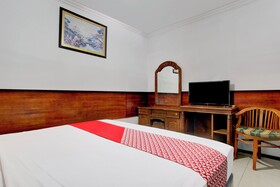 OYO 94082 Hotel Gurita