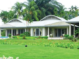 Padang Golf Modern