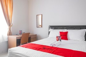 RedDoorz near Siloam Karawaci 3