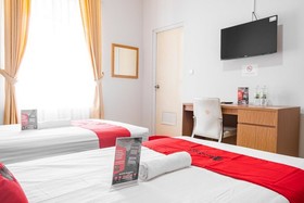 RedDoorz near Siloam Karawaci 3