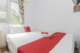 RedDoorz Plus Near Budi Luhur University Jakarta