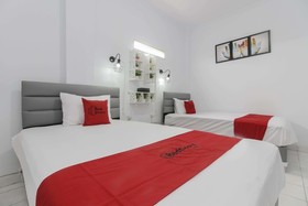 RedDoorz Plus Near Budi Luhur University Jakarta