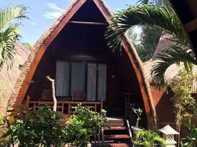 Coral Beach Pizza Cottages