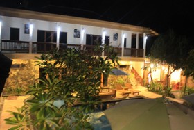 Coral Beach Pizza Cottages
