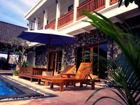 Coral Beach Pizza Cottages