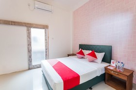White House by OYO Rooms