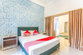 White House by OYO Rooms