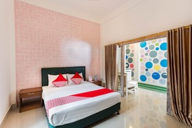 White House by OYO Rooms