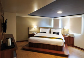 Doulos Phos The Ship Hotel