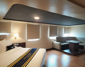 Doulos Phos The Ship Hotel