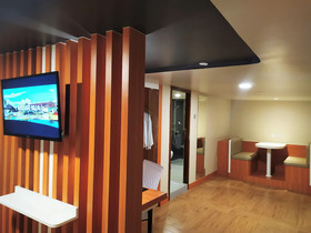 Doulos Phos The Ship Hotel