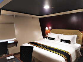 Doulos Phos The Ship Hotel