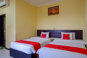 Atomy Hotel by RedDoorz