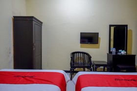 Atomy Hotel by RedDoorz
