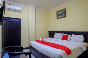 Atomy Hotel by RedDoorz