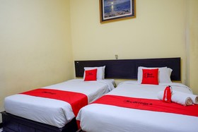 Atomy Hotel by RedDoorz