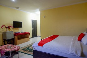 Atomy Hotel by RedDoorz