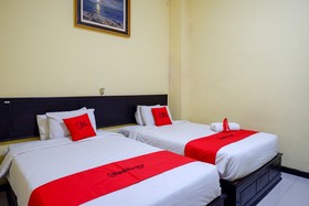 Atomy Hotel by RedDoorz