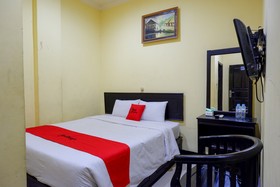 Atomy Hotel by RedDoorz