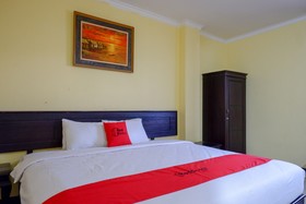 Atomy Hotel by RedDoorz