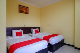 Atomy Hotel by RedDoorz