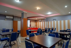 Atomy Hotel by RedDoorz