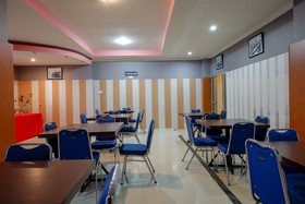 Atomy Hotel by RedDoorz