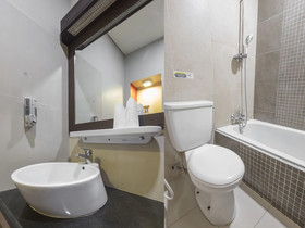 Dinasti Hotel by OYO Rooms